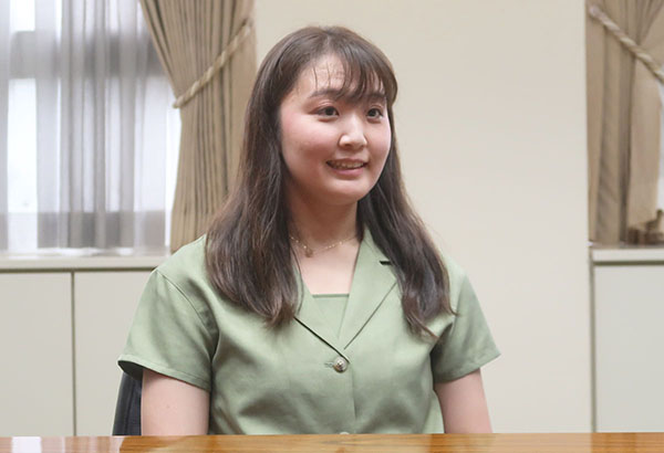 富士見丘_渡邉咲弥先生。現在は、自身が中高時代に打ち込んだバトン部の顧問を務める