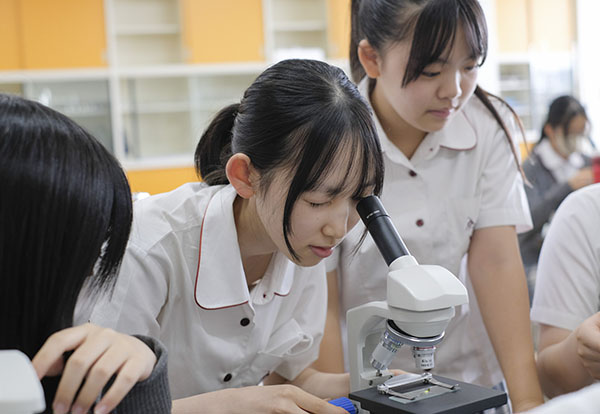 富士見丘_中学では毎週2時間続きの「理科実験」を実施する富士見丘。学習機会は豊富で恵まれた環境です