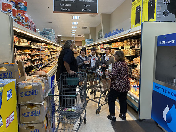 富士見丘_グアムでのフィールドワークの様子。実地調査で探究内容に磨きをかけます。現地の方々とのコミュニケーションも