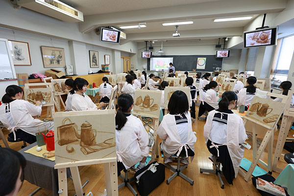 共立女子_美術の時間に油絵を描く生徒たち。みんな、センスがいい！