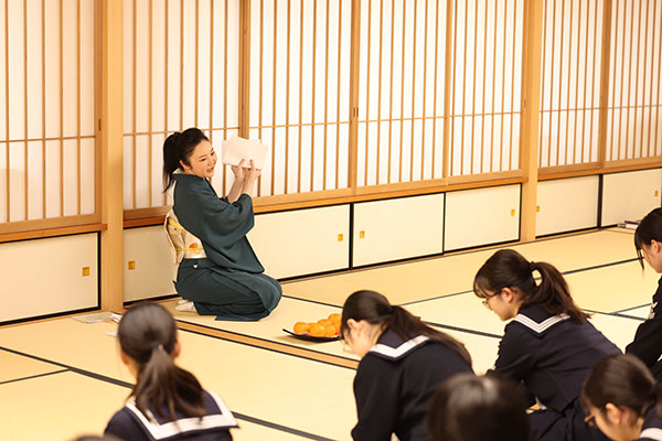 共立女子_「社会人になってから、本当に役立った」と卒業生が声をそろえる「礼法」の授業