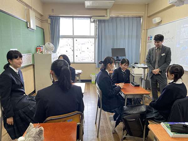 聖徳学園_ソマーズ先生による高１のデータ・サイエンスコースの授業。英語で考え、発表するための工夫が凝らされています