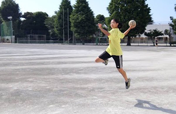 桐朋女子_「山本さんは攻撃の要でした」（ハンドボール部顧問）