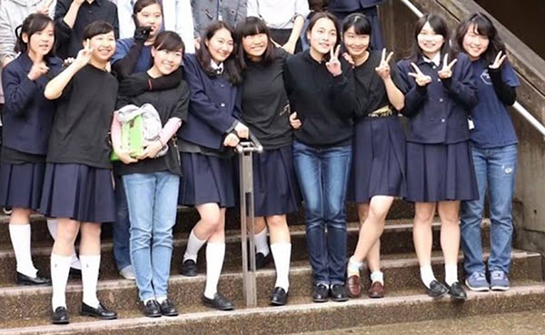 桐朋女子_ESSでは舞台の大道具・小道具のチームリーダーも務めた柳田さん（右から４人目）