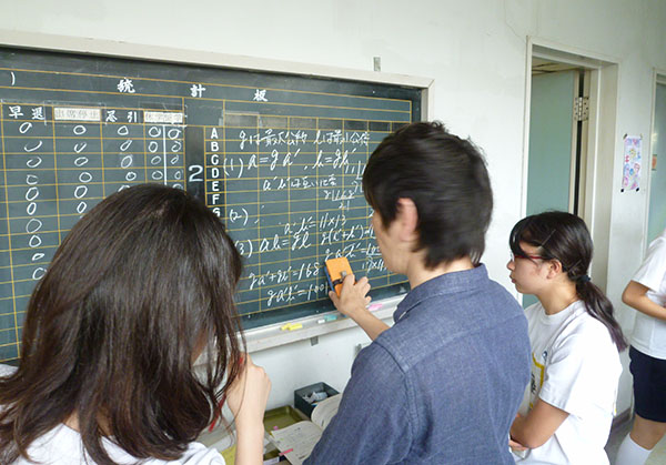 桐朋女子_先生方は前に出すぎることなく、生徒を後ろから支えるサポーター役だ