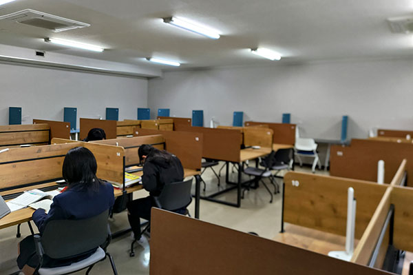 桐朋女子_自習室にて。桐朋生は勉強と諸活動のメリハリをつけるのもうまい！