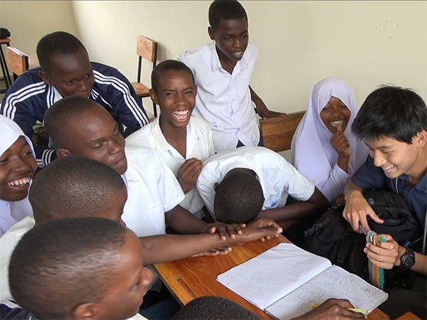 足立学園_アフリカ・スタディーツアーでは、現地の生徒と交流する機会も