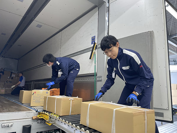 足立学園_配送業者で職業体験を行う中3の生徒たち