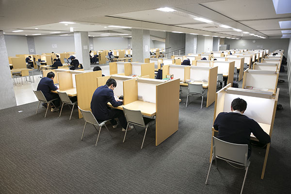 足立学園_約300席ある都内最大級の自習室で切磋琢磨する生徒たち