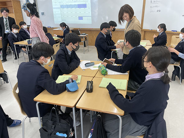 武南_各教科でグループワークが活発に行われています。さまざまな立場からのものの見方も涵養されます