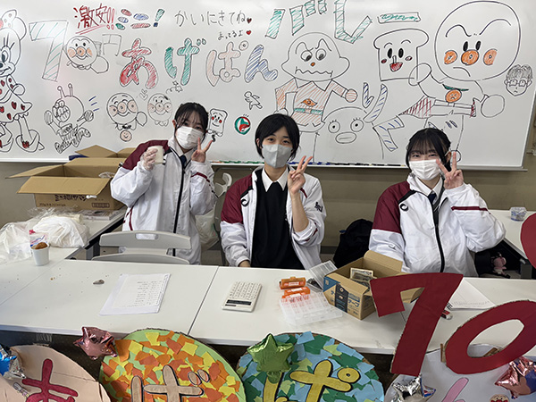 江戸川女子_運動部の生徒たちも文化祭で活躍の場を切り開きます。写真はバレー部と陸上部が協働した「運動部キッチン」