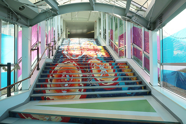 江戸川取手_紫峰祭(文化祭)のために美術部が描いた階段アート。大きな紙に描いて、段差を計り、切り貼りした大作は次年度まで飾られる
