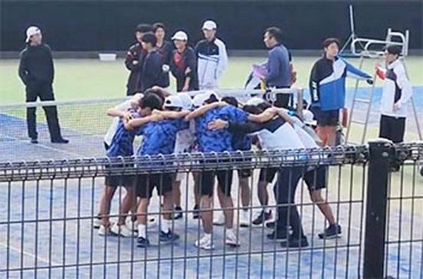 江戸川取手_2025年度の新人戦の県大会団体の部で、試合開始前に円陣を組む佐藤くんたち。結果は見事、ベスト８に！