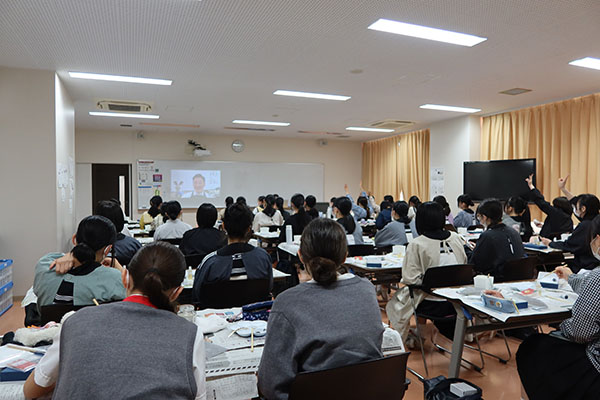富士見_中３の６クラス同時に、リモートと対面を織り交ぜながら授業が行われました