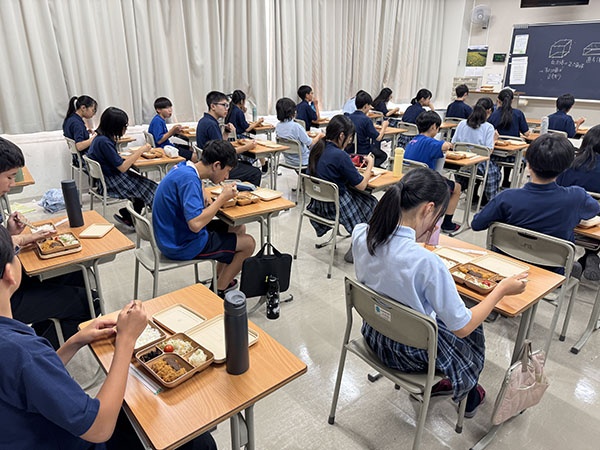 八王子学園_皆で同じランチを食べるのも楽しい