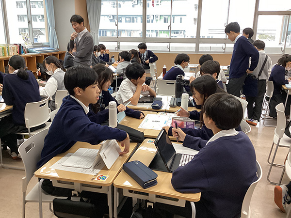 自修館_１年生の「SS」の授業にて。活発にやり取りする生徒たち