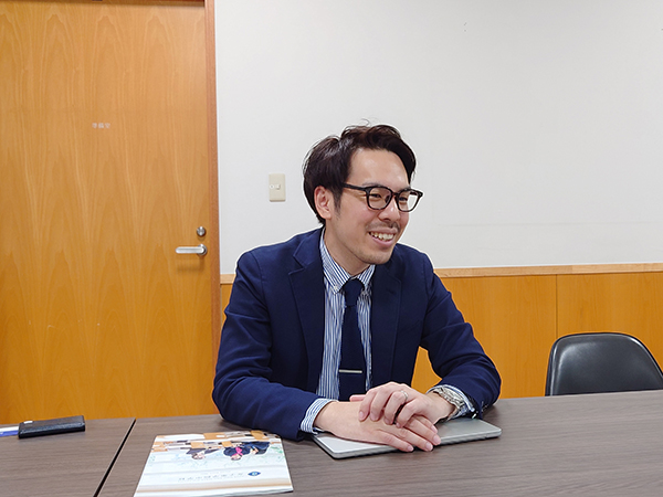 女子聖学院_広報室長の大津佑万先生