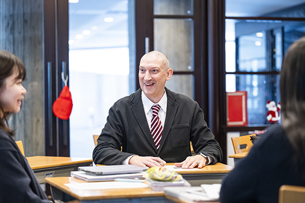 女子聖学院_取り出し授業にて。ネイティブの先生と会話が弾む