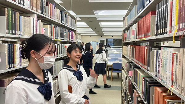 佼成女子_成城大学との連携授業のひとコマ