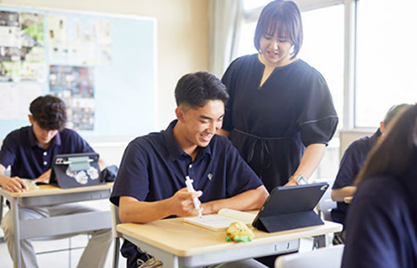 光英VERITAS_先生方は一人ひとりの希望に寄り添い、サポートする