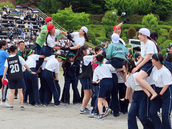 共立女子第二_先生方が安全係を務めるなか、高３は「騎馬戦」に挑戦！