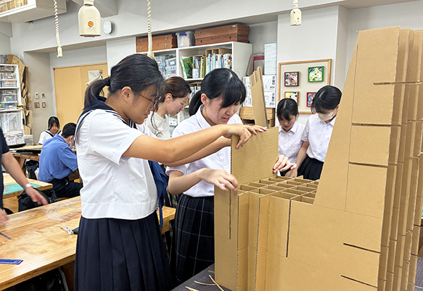 共立女子_ダンボールチェアの製作に集中する生徒たち