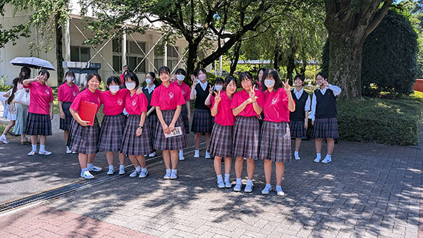 共立女子第二_受験生親子をお見送りする2KRTのメンバーたち