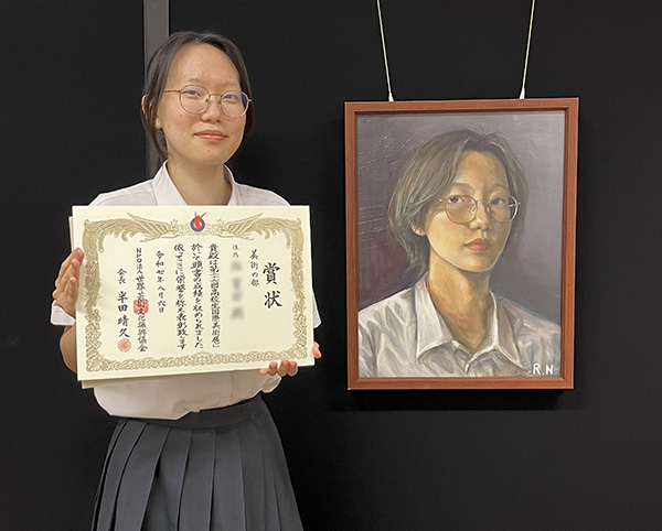 共立女子_「高校生国際美術展」に入賞！  入賞作の自画像とともに