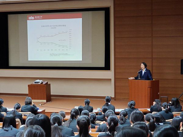 共立女子第二_津田塾大学の学長の講演に熱心に聞き入る生徒たち