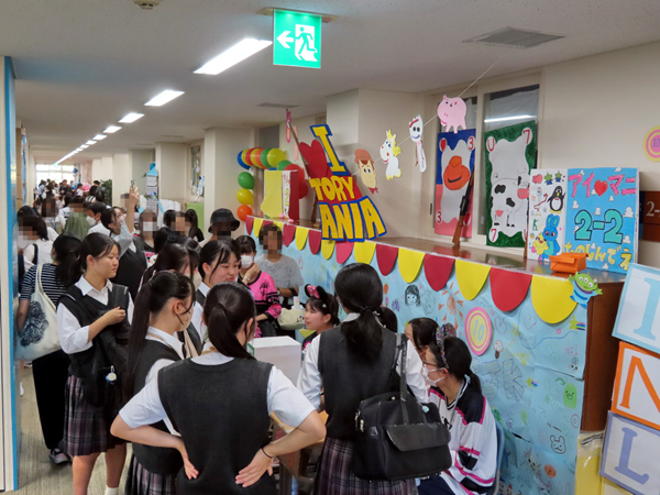 共立女子第二_廊下も渋滞するほど賑わう「白亜祭」