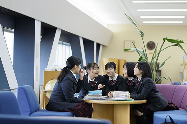 中村_彩光と借景が素晴らしい図書室「コリドール」は、生徒たちに人気のスポットのひとつです