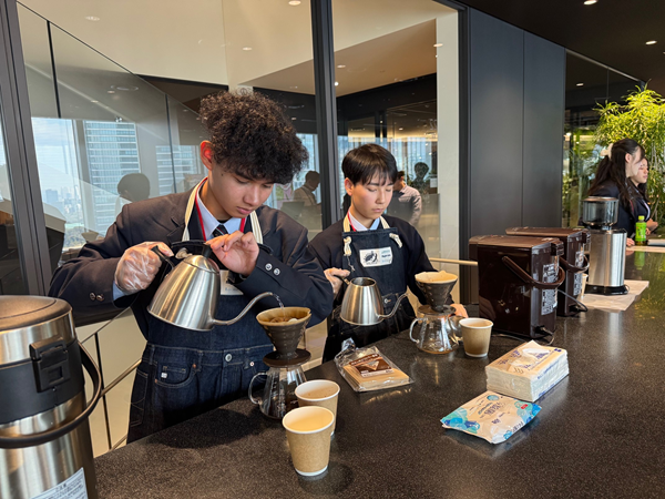 麗澤_「フェアトレードコーヒー」は自分たちでドリップして提供