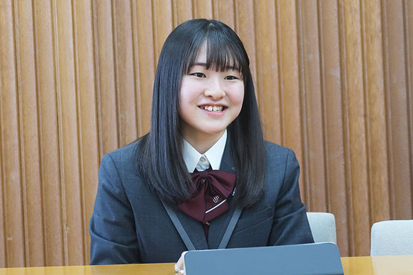 サレジアン国際_所属する軽音楽部ではギターとボーカルを担当し、シンガーソングライターになることが夢と話すE・Fさん