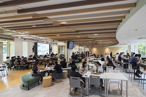 サレジアン世田谷_明るい雰囲気のカフェテリアはくつろげる空間です