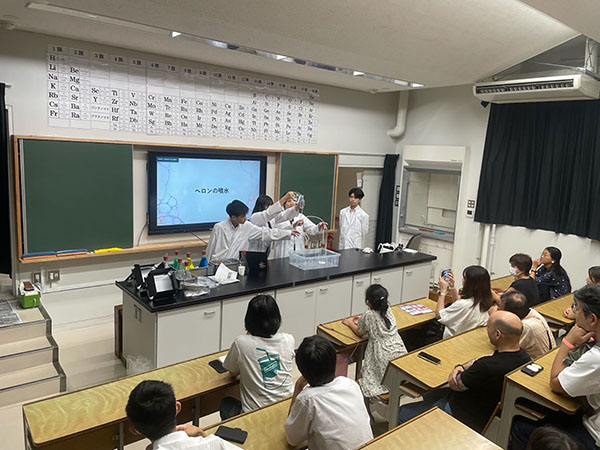 成蹊_蹊祭で加藤さんが披露した理科実験
