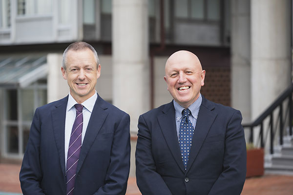 多摩大目黒_基礎となる英語力と国際感覚を育てる
２名のネイティブ教員
