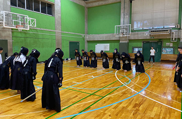 桐朋女子_姉妹が熱中した「剣道部」には凛々しい剣士たちの姿が！