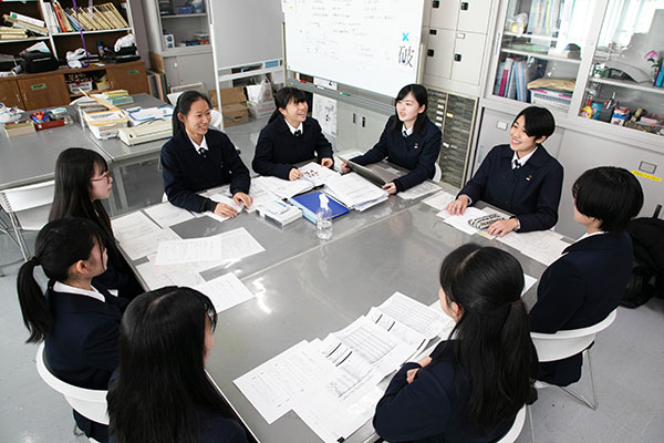 桐朋女子_生徒会長としても活躍した萌栞さん（右側）