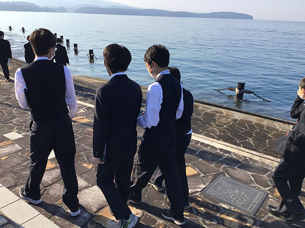 東京都市大等々力_自分の目で見て、感じ、考えるフィールドワークが重視されています。写真は過年度の「平和と命の旅」