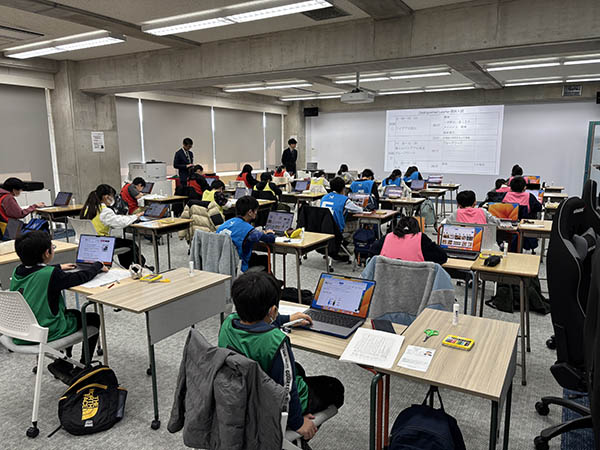 東京成徳大_個人活動では受験生が思い思いの個性的な答案を作成します