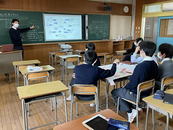 東京成徳大_生徒たちはゼミなどでものびのびと学んでいます