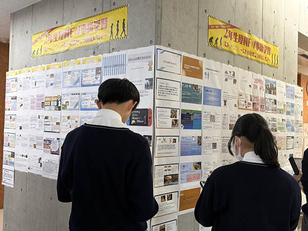 武南_校内には生徒たちの学びの成果が掲示されています
