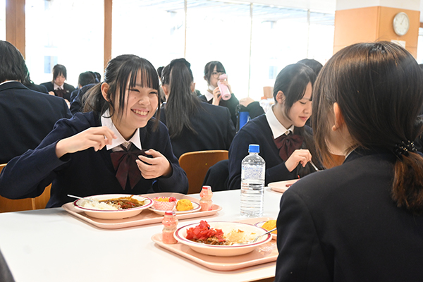 文京女子_栄養バランスが考えられた給食は生徒たちも大好き。保護者にとっても安心感があります