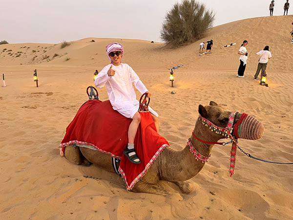 文大杉並_ドバイ研修ではラクダに乗る体験も