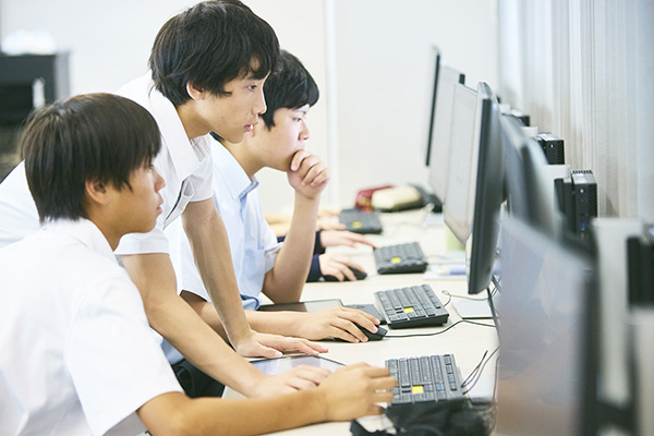 自修館_ICTの先駆校でもある同校。「個別最適化学習」を実現するためにiPadを貸与し、多様なAIアプリを活用しながら成長へのプロセスを具体化している