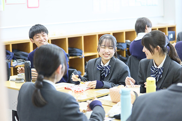 自修館_お昼はお弁当持参が基本だが、食堂やカフェテリアを利用することもできる
