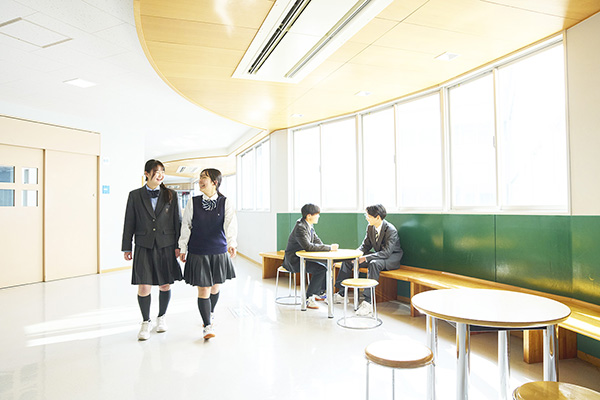 自修館_コミュニケーションを大切にする同校らしく、各フロアの廊下にはテーブルと椅子が設置されている