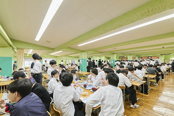 城北_生徒たちがエナジーチャージをする食堂