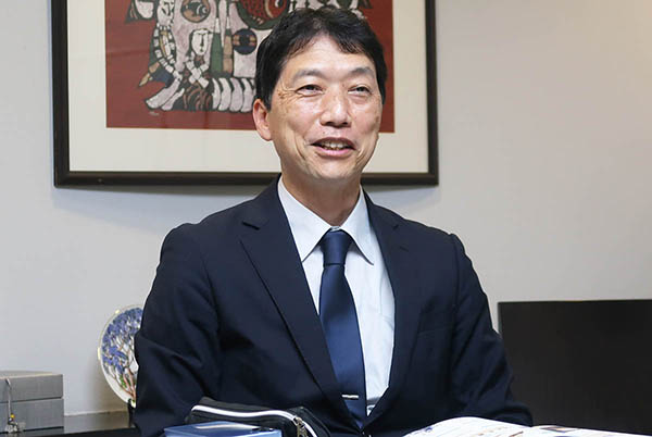女子聖_社会科教員として1989年から女子聖学院で務めている塚原隆行校長先生