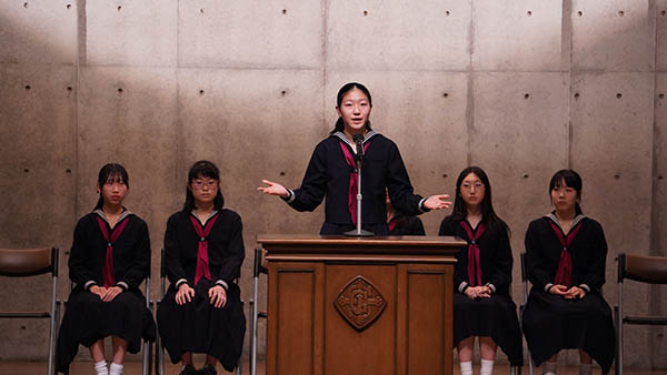 女子聖_中2・中3では英語の表現力を磨くレシテーションコンテストに参加します